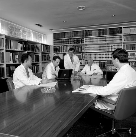 Equipo médico en la biblioteca